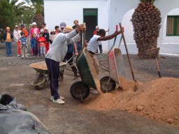 Rescate del cultivo de la cochinilla - Niños preparando la huerta
